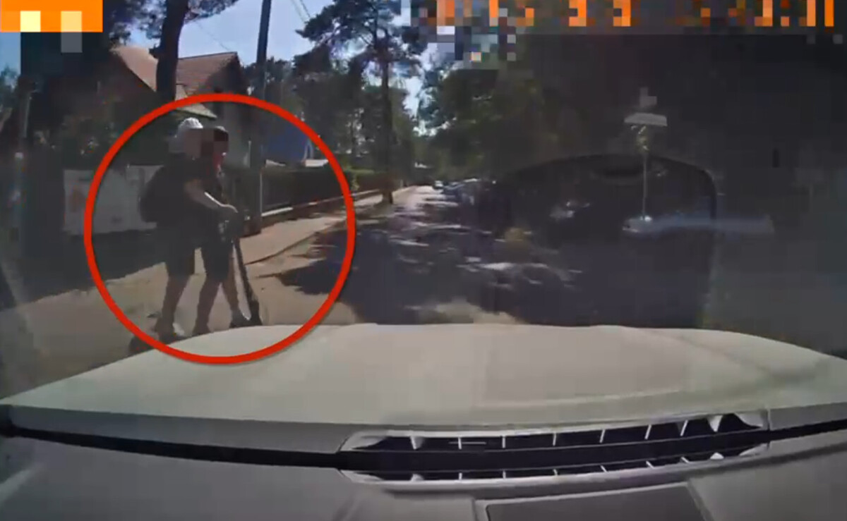 Groźne zderzenie w Józefowie. Nastolatkowie na hulajnodze wjechali w BMW. Uratowało ich jedno