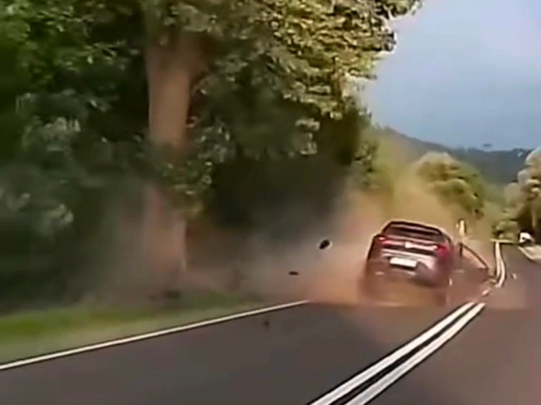 Koszmarny wypadek na DK28 pod Wadowicami. Auto z impetem uderzyło w drzewo, w akcji LPR [WIDEO]