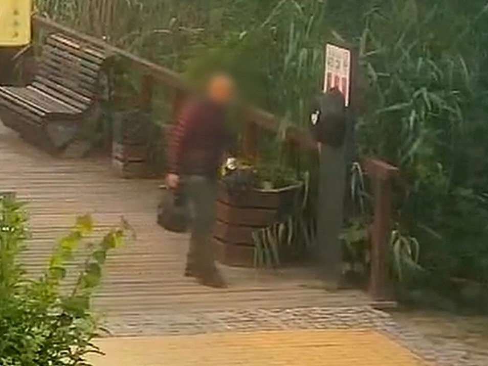 Ukradł defibrylator z plaży w Szczytnie. Tłumaczył, że chciał… zmierzyć ciśnienie [WIDEO]