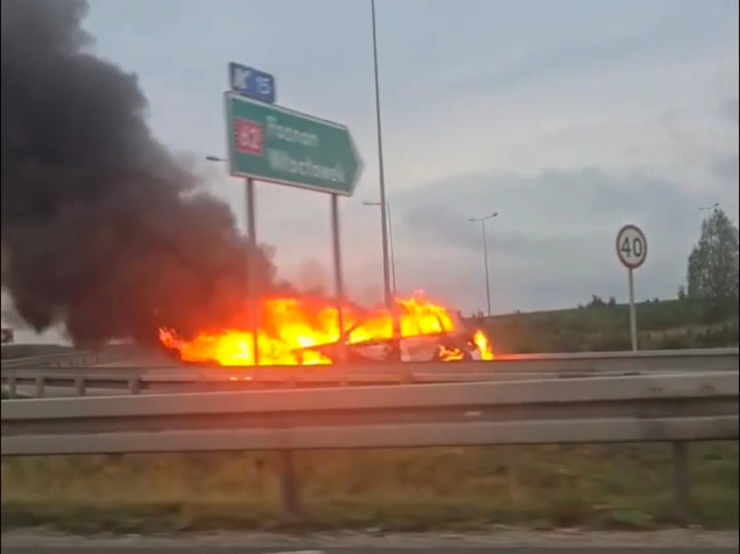 Samochód uderzył w bariery i stanął w ogniu na A1. W aucie były małe dzieci