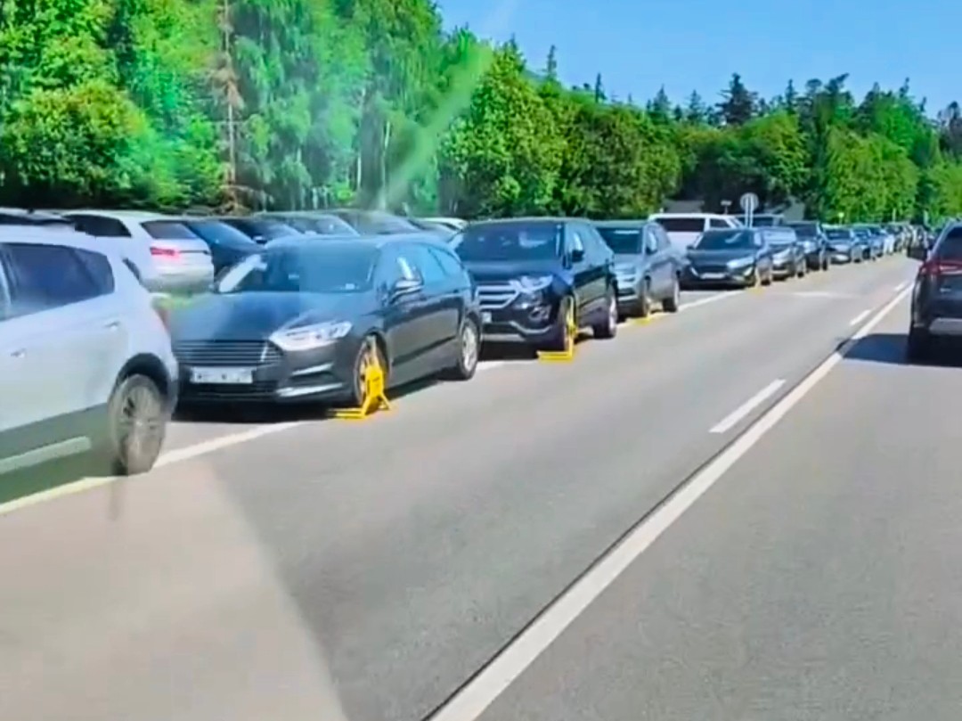 Oblężenie Tatr. Turyści wrócili z gór i zobaczyli blokady na kołach [WIDEO]