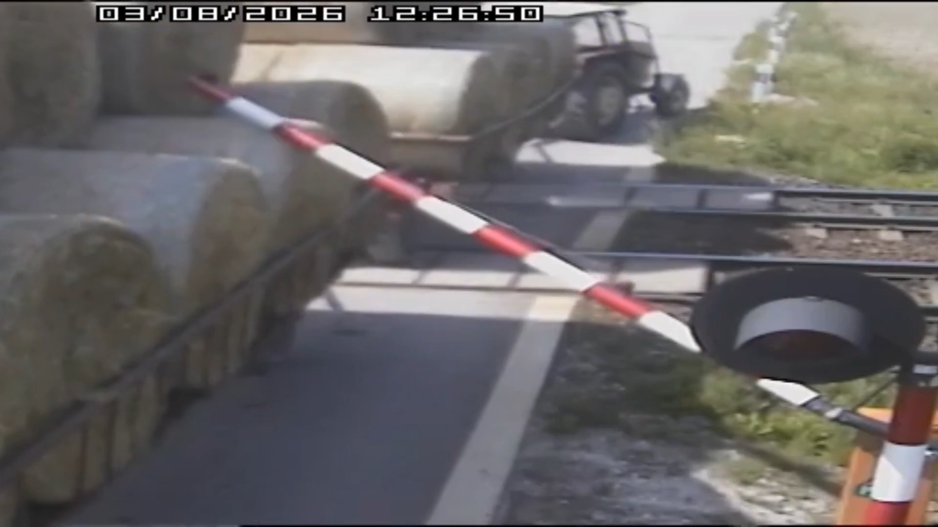 Wjechał ciągnikiem pod pociąg. Kierowca był pijany, w składzie podróżowało około 500 osób [WIDEO]