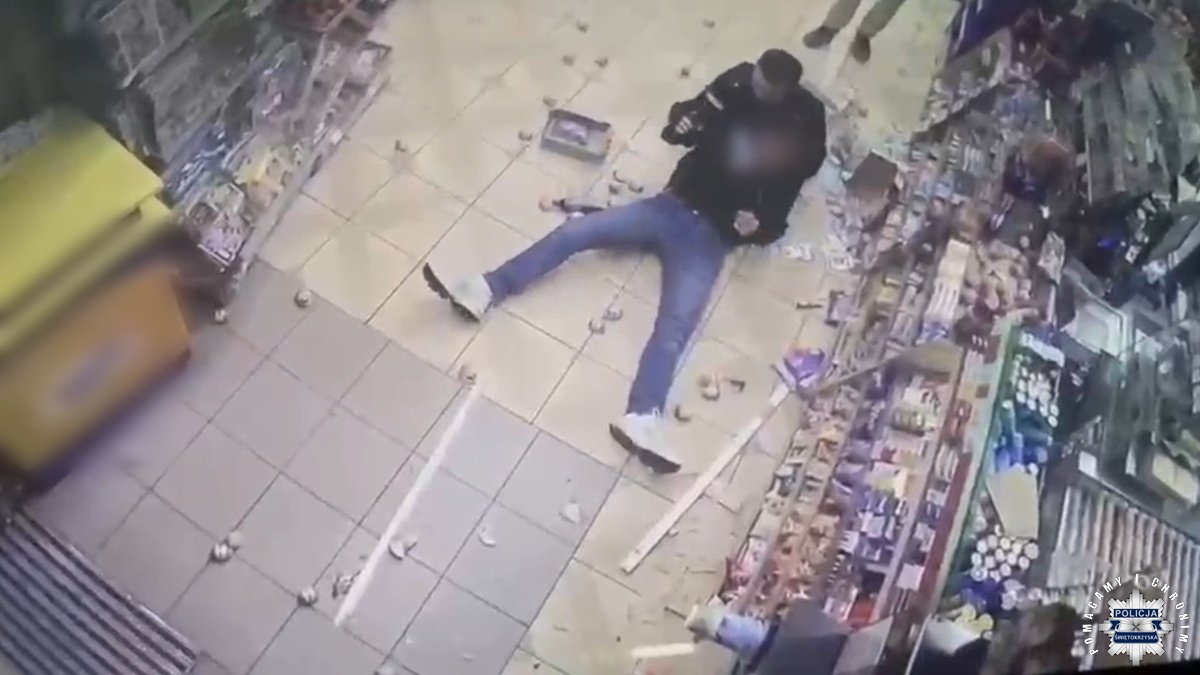 Skakał po zaparkowanych samochodach, potem niszczył wyposażenie sklepu. 29-latek zatrzymany